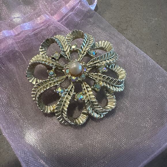 Vintage Gold Tone Filigree Flower Brooch w/ Faux Pearl & Rhinestones - Picture 1 of 10